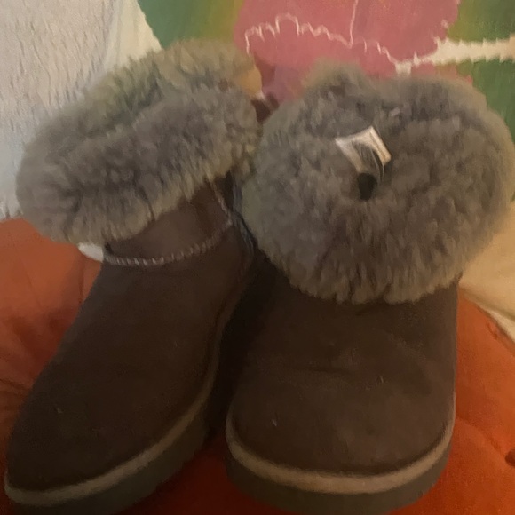 UGG Mini Bailey Bow two tone grey and brown,  small flaw on right boot - Picture 13 of 13